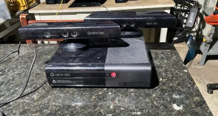 Xbox 360 slim com fonte e 2 kinects