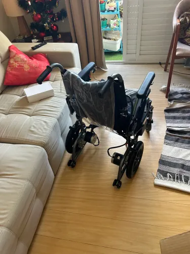 Cadeira de Rodas Elétrica Dobrável W208E, Estrutura em Aço, Controle Joystick, Cor Preto