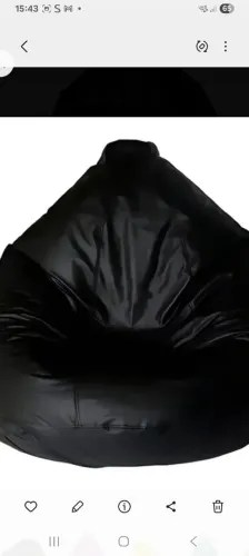 Puf preto, couro sintético, p sala está com metade do enchimento.