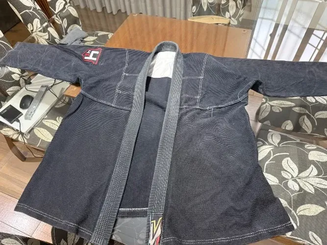 Kimono Preto A3/A4 - Blusa Conservada + Calça p/ Reparo