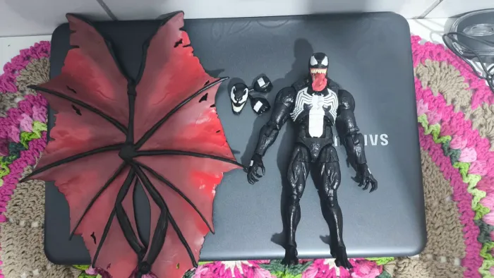 Venom Marvel Legends versão King in Black. 