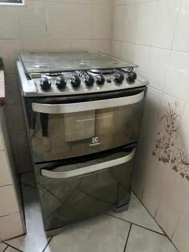 Vendo fogão Eletrolux de quatro bocas , acendedor automático, f2 fornos elétrico e 