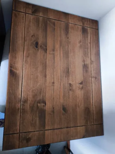 Vendo mesa de madeira maciça com 4 cadeiras.