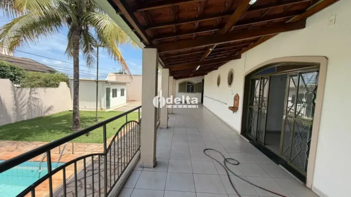 Casa comercial disponível para locação no Bairro Tabajaras em Uberlândia-MG.