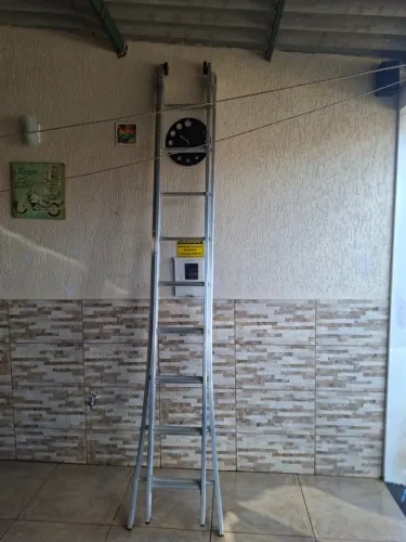 vendo escada grande em aluminio com 2 partes de 9 degraus chegando ate 6 metros de altur