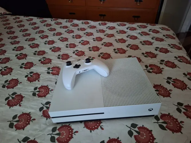 Xbox one S 1 tb + jogo minecraft / usado