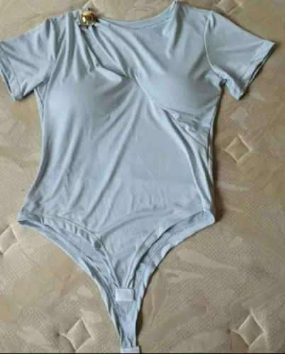 body azul bebê com detalhe dourado