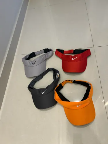 4 viseiras NIKE em ótimo estado (réplica perfeita)