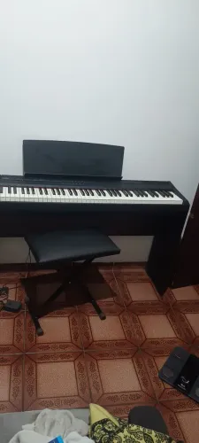 Piano Digital Yamaha P105, completo com Base estilo móvel, Pedal, Bag e Banqueta