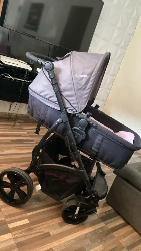 Carrinho Moisés com bebê conforto