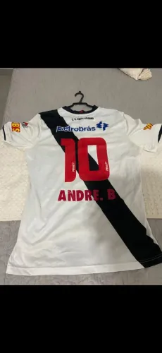 Camisa do Vasco autograpfada por Roberto Dinamite.