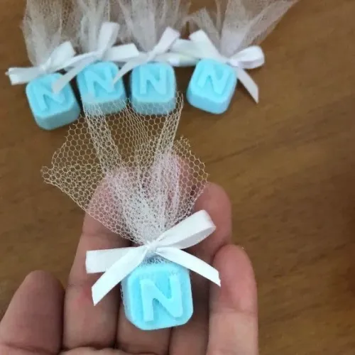 Lembrancinha maternidade datas comemorativas velas perfumadas com tag e tule