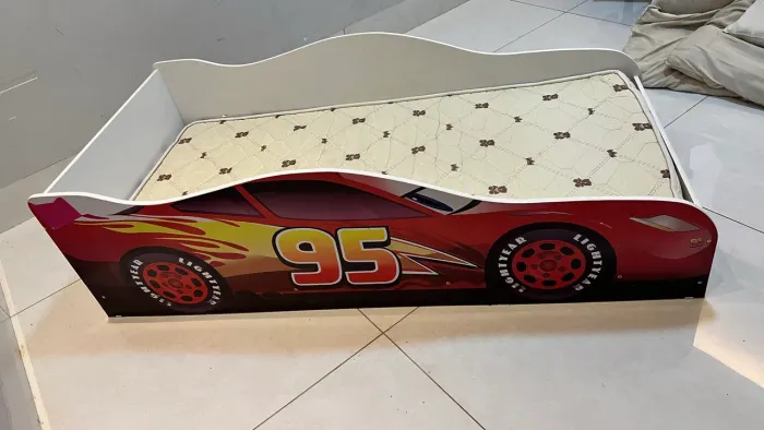 Cama de carro infantil