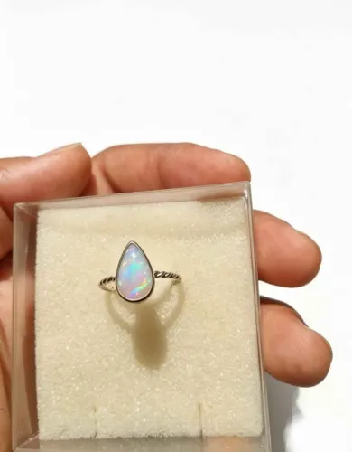 Anel de prata feminino com predra opala extra