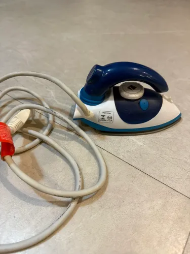 Mini ferro de passar roupa