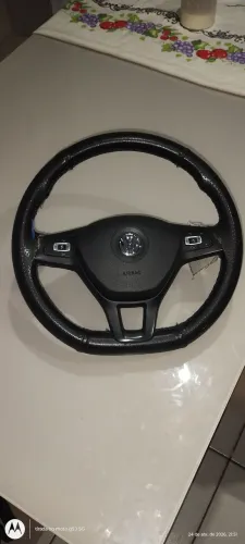 Vendo volante VW 2023 com airbag e controle multimídia. Usado em perfeito estado. 