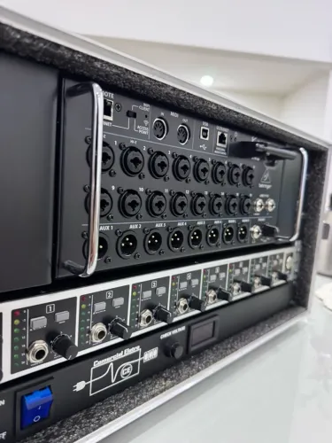 Mesa digital Behringer XR18