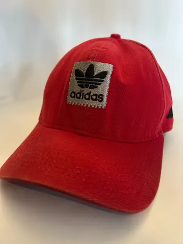 Boné de marca adidas, original cor vermelho.