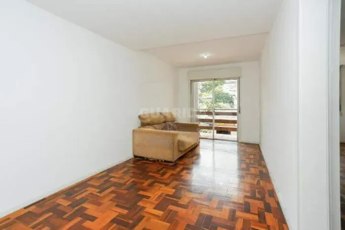 Apartamento com sacada e 2 dormitórios, para alugar no bairro Petrópolis
