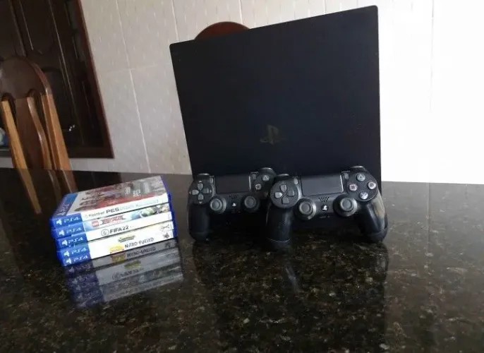 Vende-se PS4 PRO 1TB + 2 controles + 5 jogos