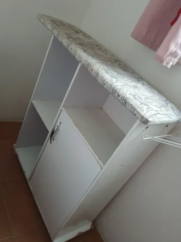 Tábua de passar com armário branco