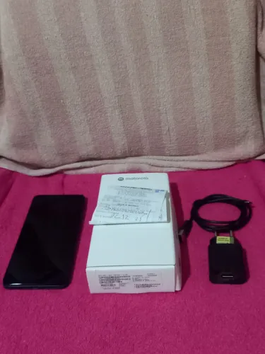 Vendo celular Motorola moto G06 com nota fiscal . Mais fone bluetooth JBL wave buds 2