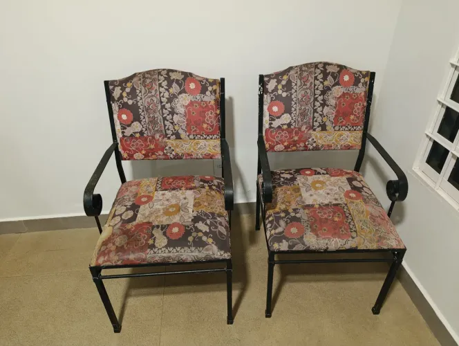 Poltronas com estrutura de ferro