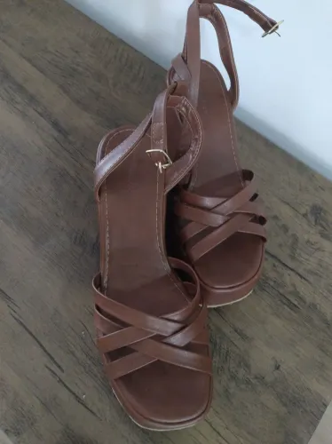 Vendo sandália marrom n,37