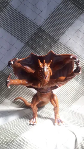 Boneco Ultraman Alien Gerukadon