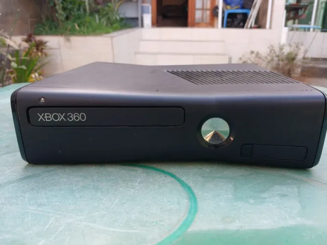 Xbox 360 estragado com luz vermelha, sem os cabos e sem o controle, somente o console