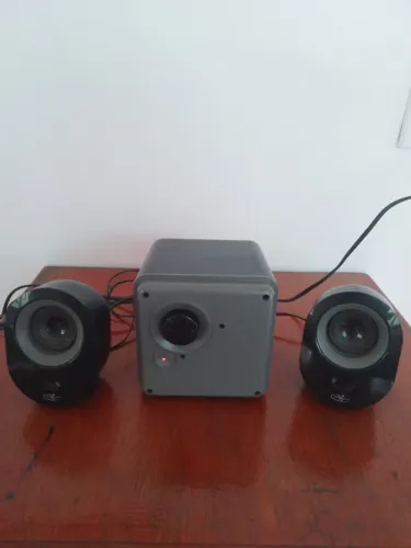 Caixa de som para PC com subwoofer Integris 2.1 10W RMS