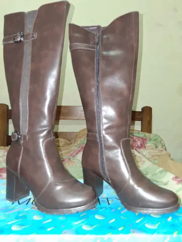 Bota cano alto marrom