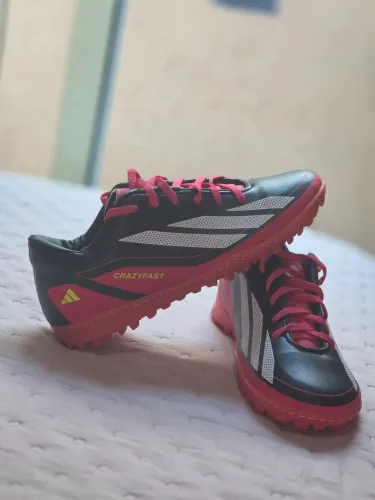 Chuteira da Adidas Society
