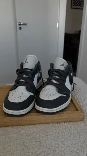 Nike Air Jordan 1 Low Cinza e Branco