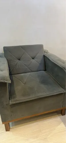 Poltrona vendo pés de madeira