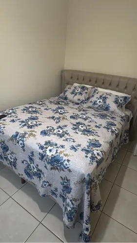 Cama queen, pouco tempo de uso