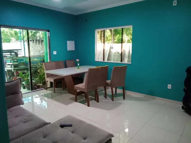 Vendo casa com garagem grande.