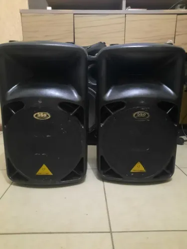 Som completo com Par de Caixa ativa  bering 550 watz  e uma mesa de 8 canais Bering e micr