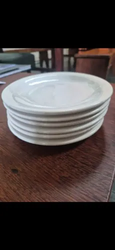 6 pratos de sobremesa de porcelana branca.