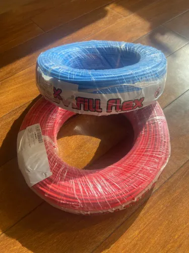 2 rolos de cabo flexível Vinil Flex (azul e vermelho)