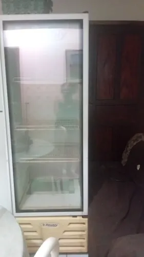 Cervejeira vertical com tampo de vidro e outros artigos para bar