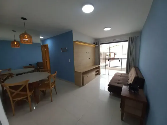 FOGUETE - Sala Ampla - 2 Quartos (Sendo 1 Suíte) - Varanda - Mobiliado - 1 VgCarro - Exc L