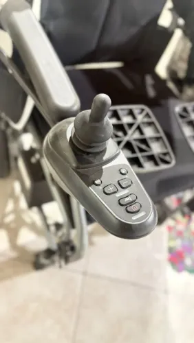 Cadeira de rodas motorizada usadas poucas vezes.