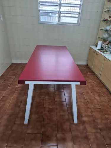 Mesa de madeira e fórmica
