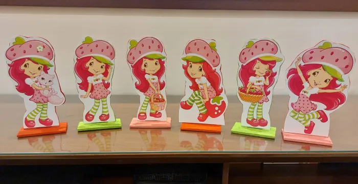 Enfeites para mesa em madeira - tema moranguinho