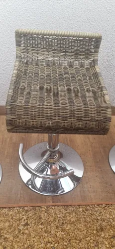 Banquetas cromadas e  palha sintética 