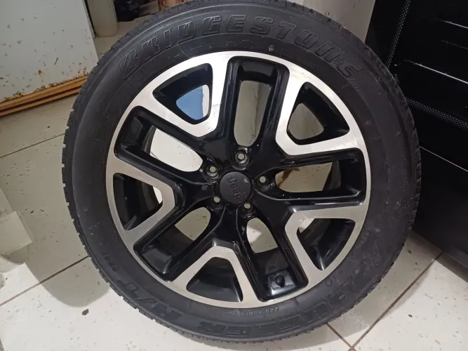 VENDO PNEU ARO 18 CARRO RENEGADE 900,00