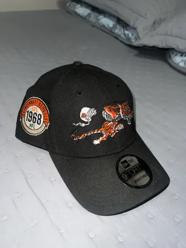 New Era Men's Black Cincinnati Bengals 2023 Sideline Historic 9FORTY Adjustable Hat.