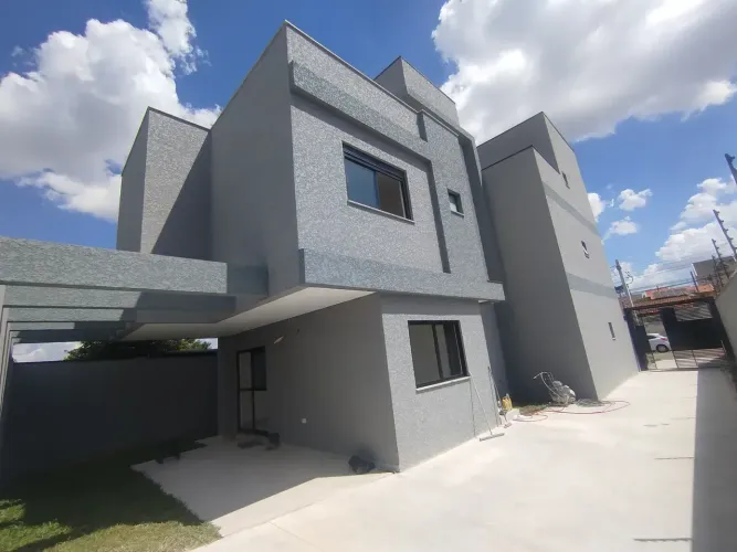 Sobrado para venda possui 114 metros quadrados com 3 quartos em Uberaba - Curitiba - PR