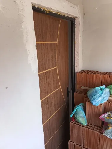 Vendo uma porta de 80×2.10